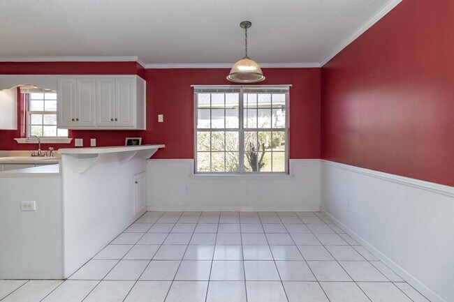 Building Photo - Beautiful 4 Bedroom, 2 Bath home with Large Yard