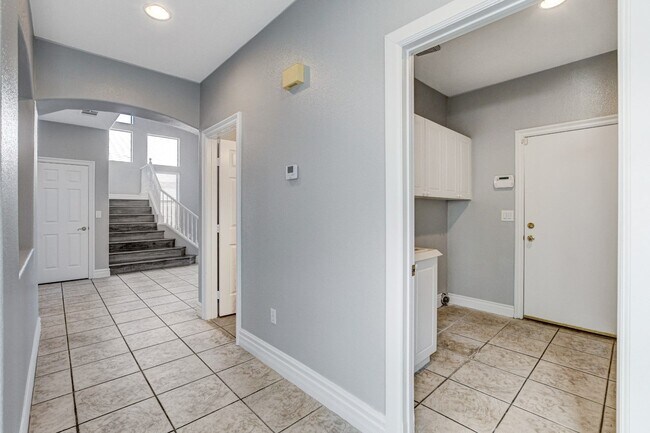 Building Photo - MASSIVE 5 BEDROOM, 2 STORY HOME IN DESIRABLE RHODES RANCH GOLF COURSE COMMUNITY!