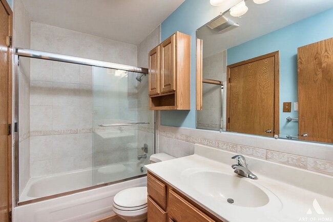 Building Photo - Beautiful Townhouse In Naperville