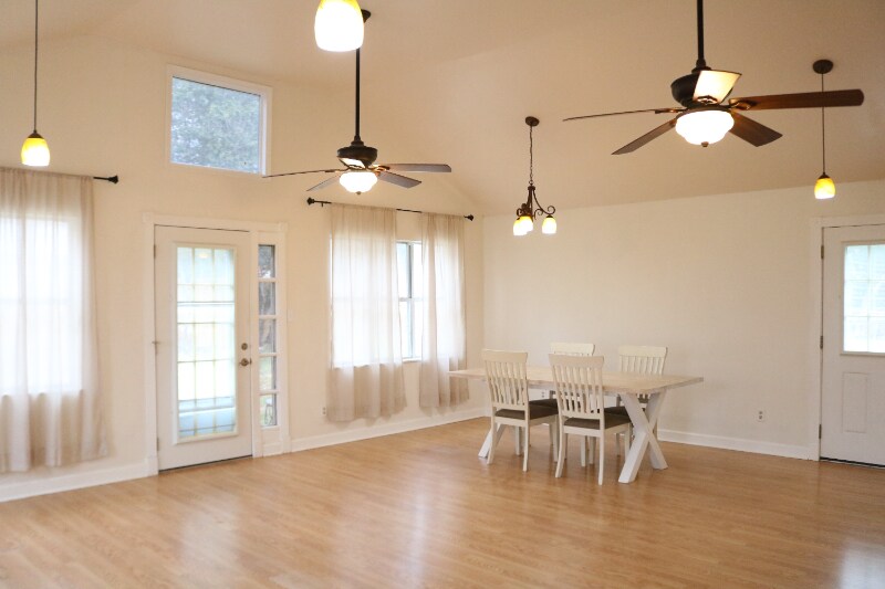 Building Photo - 7102 Moat Cove