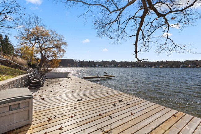 Building Photo - 8685 Je-NE-Be Dr NE