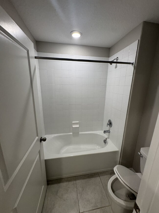 Building Photo - "Spacious 4-Bed Oasis with 2.5 Baths on Ra...
