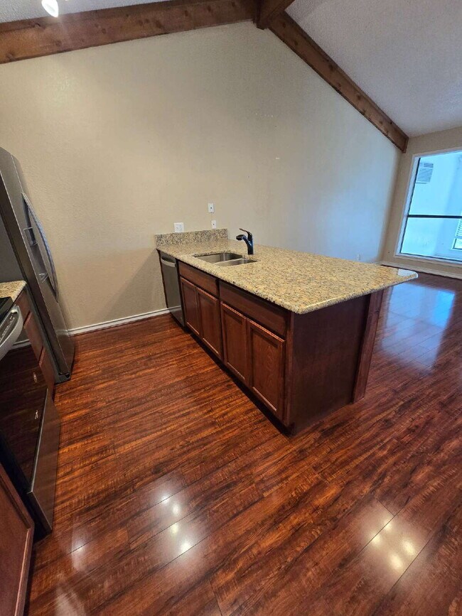 Building Photo - Stunning 1 Bedroom Condo with Gorgeous Views of Granbury Lake