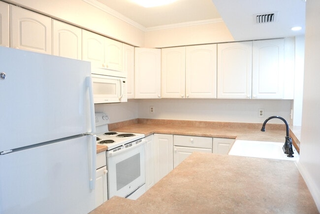 Building Photo - 2112 S Cypress Bend Dr