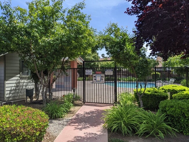Building Photo - Spacious Bullard Court 2 bedroom 2 bathroo...
