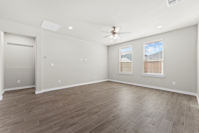 Building Photo - 2106 Somerset Dr