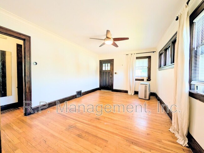 Building Photo - 880 S 19th Ave