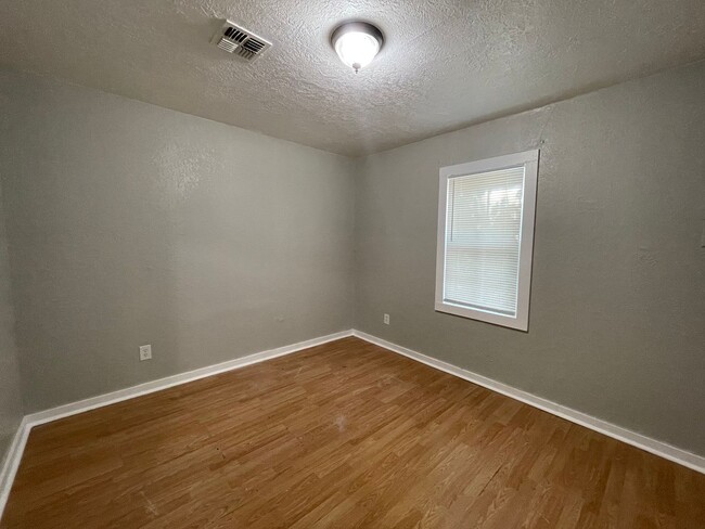 Building Photo - Move in special: Remodeled Northwest 2 Bed