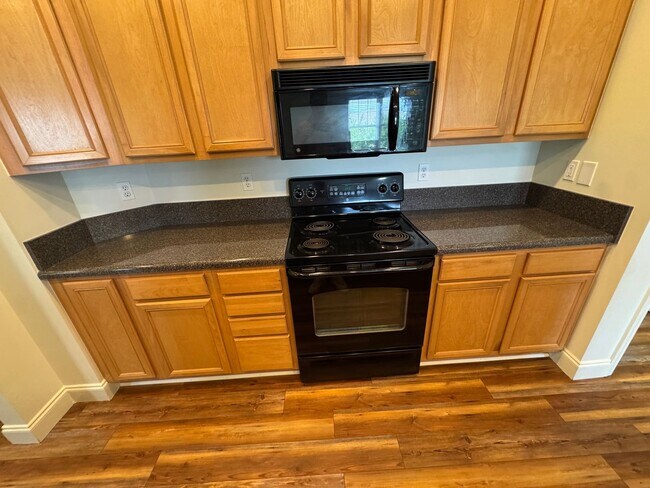 Building Photo - Experience Modern Main-Level Living in a Private Oak Ridge Community
