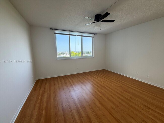 Building Photo - 4200 Hillcrest Dr