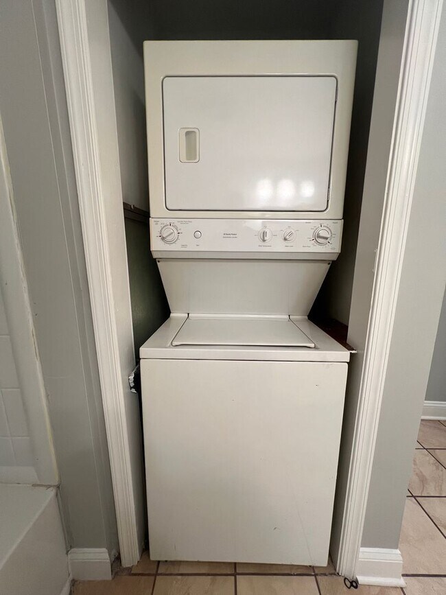 Building Photo - Charming 2BR Home with Yard, Porch & In-Home Laundry