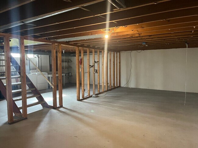 Building Photo - 3-bedroom, 1.5 bathroom unfurnished home in Saint Joseph