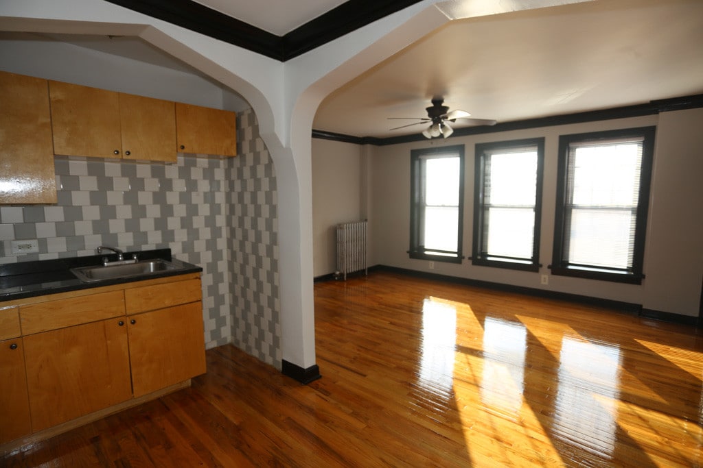 Building Photo - 846 W Montrose Ave