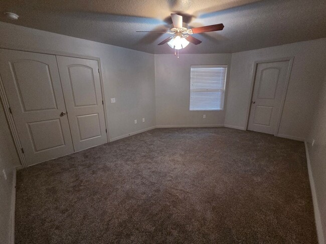 Building Photo - Spacious 4 Bedroom Home!