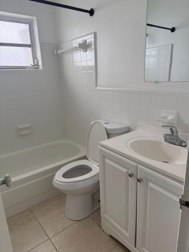 Building Photo - 237 SE Park St