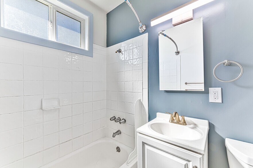 Building Photo - 210 E 29th St