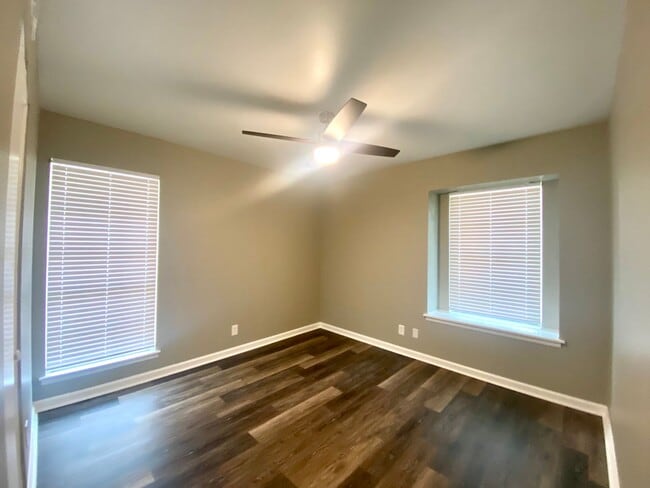 Building Photo - Adorable remodeled home 3 bedroom 2 bath i...