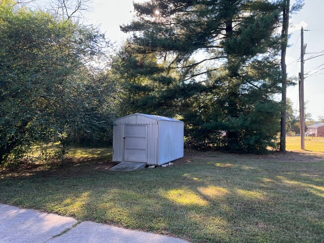 Building Photo - MOVE-IN READY! *HOLIDAY MOVE-IN SPECIAL $500 off the first full months rent if lease signed by 1/...