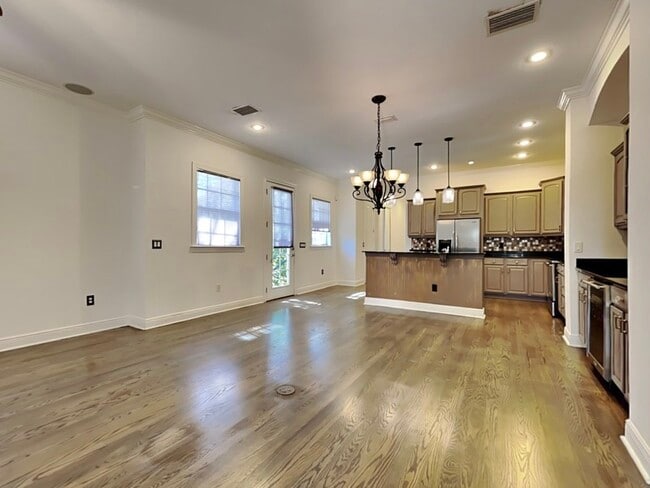 Building Photo - 422 S Habana Ave