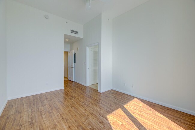 Building Photo - 511 SE 5 Ave