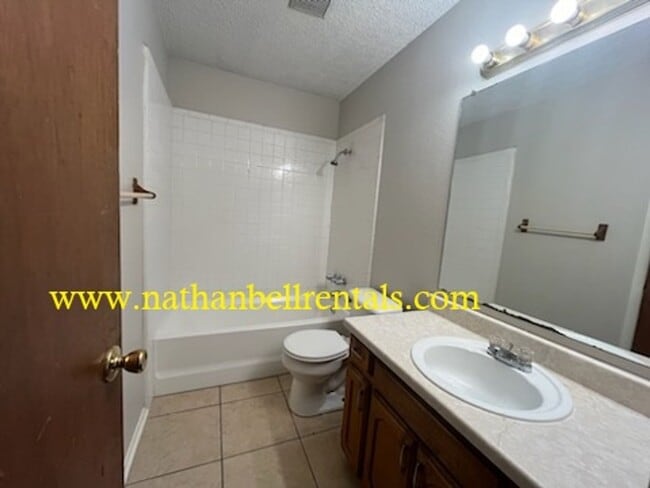 Building Photo - Single-Family Home: 2 bed, 1 bath