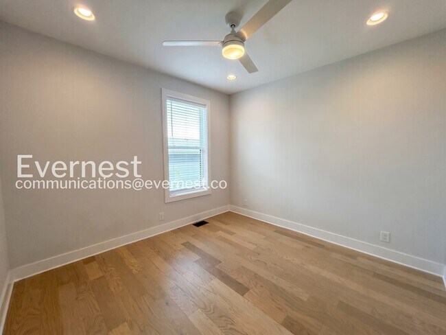 Building Photo - 4 Bed, 4.5 Bath Town Home with Garage / Available Now!