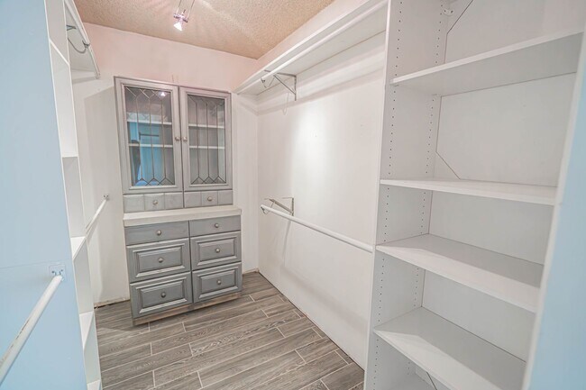 Building Photo - Single Story Pool House for Rent in Canyon Country!