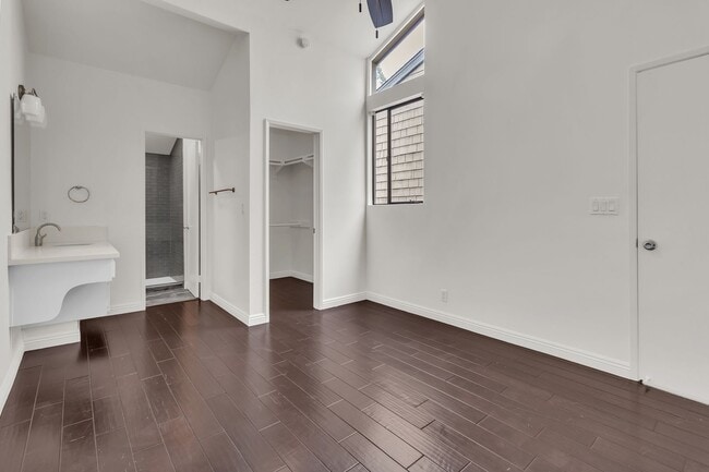 Building Photo - 33492 Valley View Ct