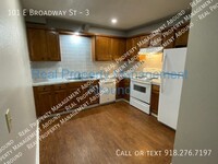 Building Photo - Prime Location 2-Bedroom, 1-Bathroom Apart...