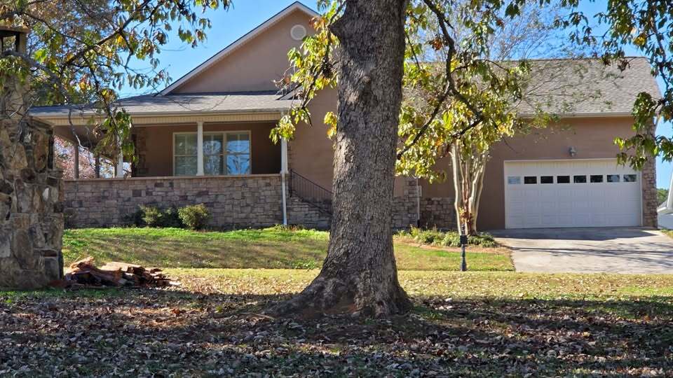 Building Photo - 324 Avenue of the Oaks