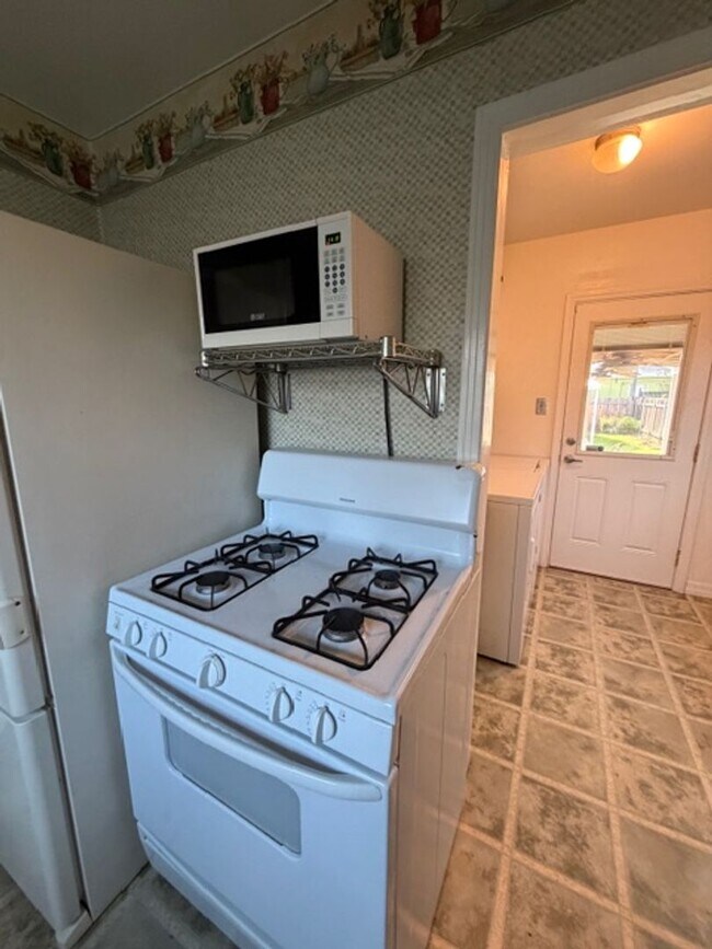 Building Photo - Charming 3-Bedroom Home on a Corner Lot