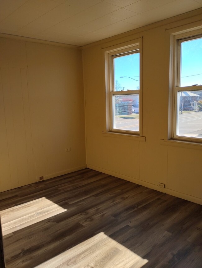 Building Photo - 370 S Poplar St