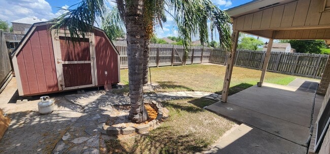 Building Photo - 807 Sabinas St