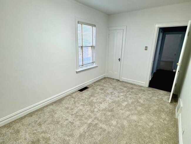 Building Photo - 216 Burton Ave