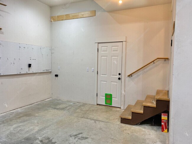 Building Photo - Light-Filled Awbrey Butte Retreat