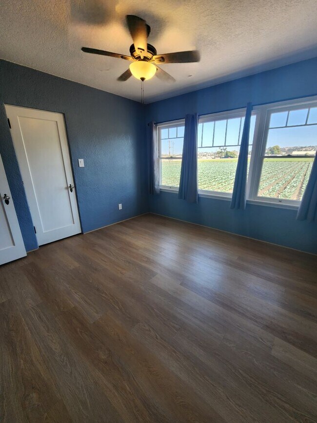Building Photo - Adorable and Spacious 4 Bedroom Farmhouse W/Bonus Room- Water, Trash and Wifi Included!