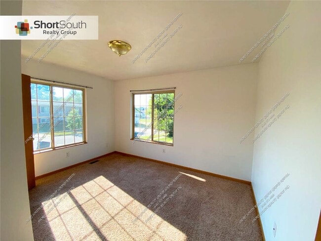 Building Photo - 4 bed 2 bath Single Family Home