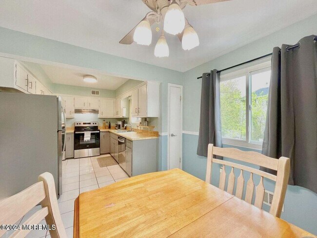 Building Photo - 562 Clubhouse Dr