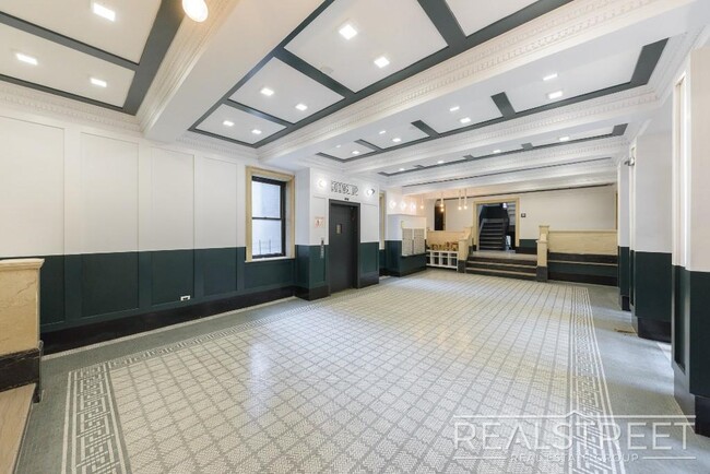Building Photo - Huge Renovated 3 Bed 2 Bath Classic 6 in B...