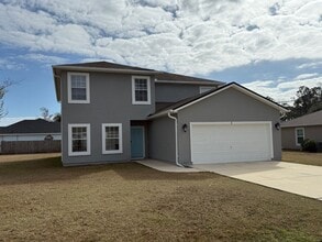 Building Photo - Large 5 Bedroom, 3 Bathroom Single Family Home