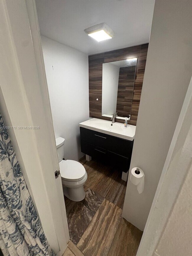 Building Photo - 15003 Coconut Ct