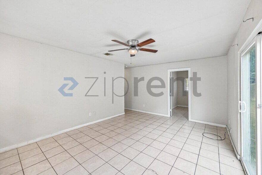 Building Photo - Unit