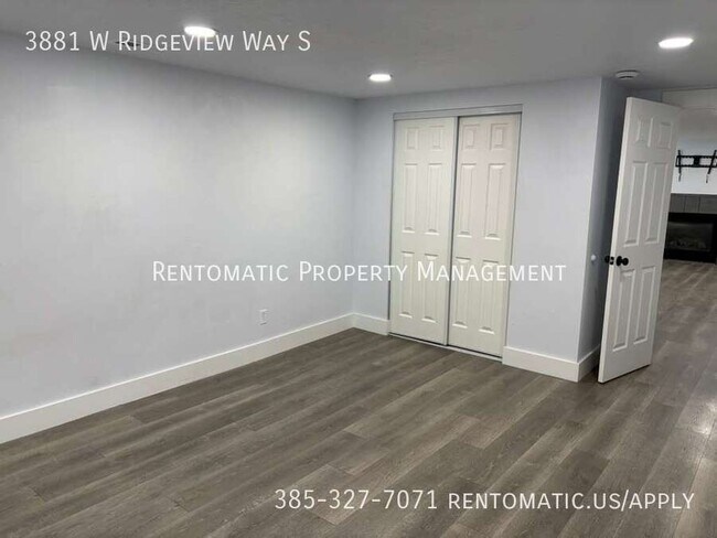 Building Photo - 3881 Ridgeview Way