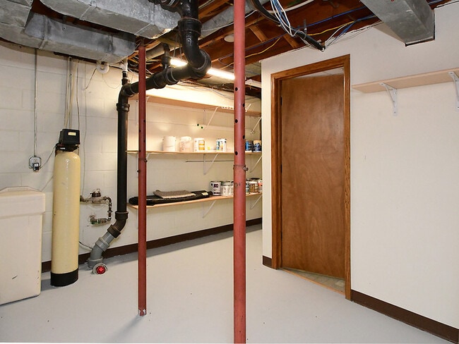 Building Photo - 705 E 9th St