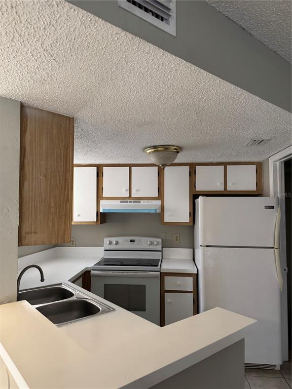 Building Photo - 1924 Lake Atriums Cir