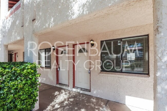 Building Photo - Spacious 1-bed, 1-bath downstairs apartmen...