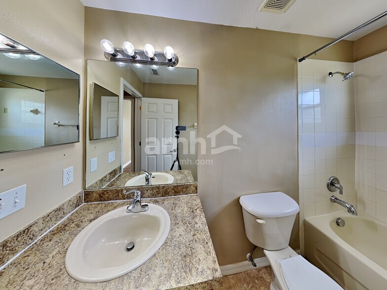 Building Photo - 3247 Chessington Dr