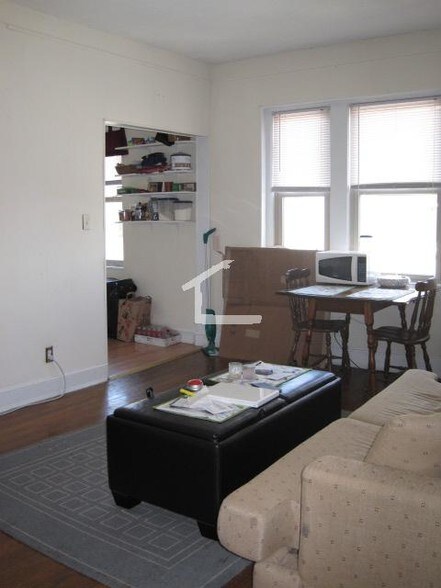 Building Photo - 264 Kelton St