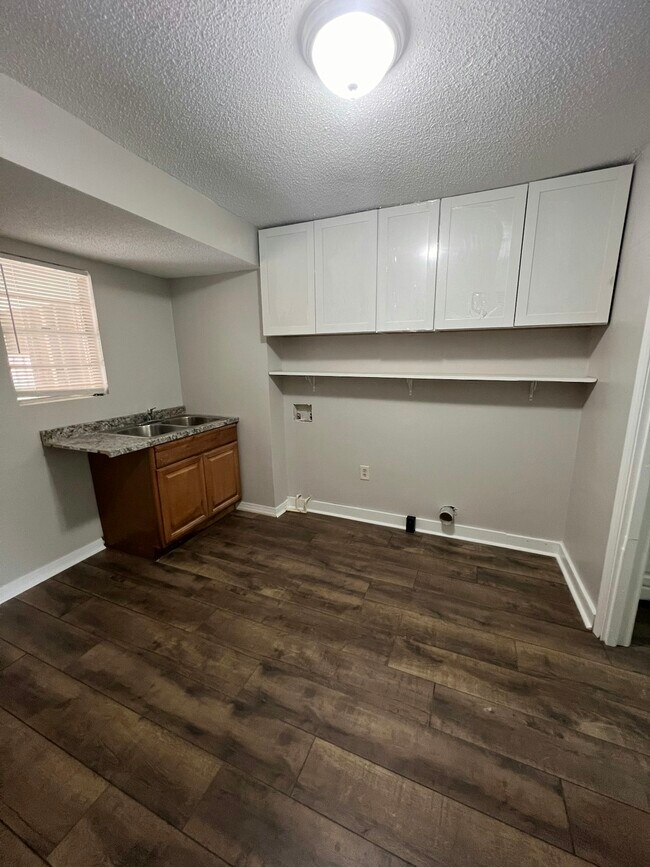 Building Photo - 1450 Gold Ave