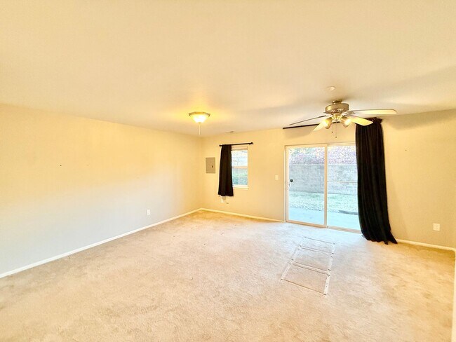 Building Photo - End- unit townhome on Hamlet!